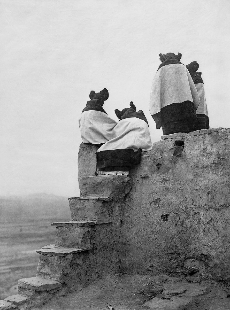 Zwei junge Hopi-Frauen auf einem Dach in einem Pueblo, Schwarzweißfoto von Edward S. Curtis